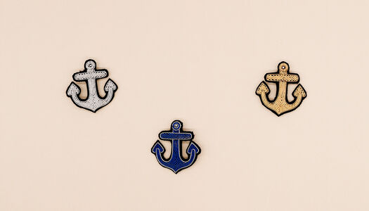 PATCH ANCORA CON SPILLA E LAVORAZIONE FILO INDIANO 