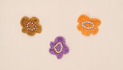 Fiori petali irregolari con lavorazione perline bicolore 