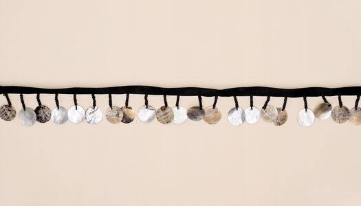 Nastro satin con cerchi di conchiglia pendenti 