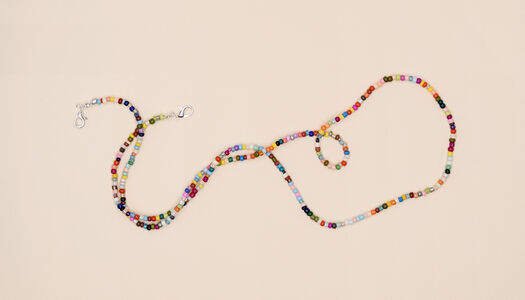 Filo di perline multicolore con moschettoni