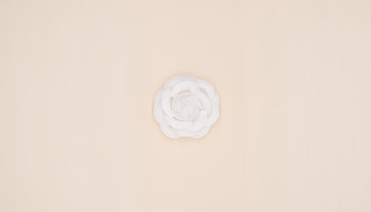 Camelia in tessuto rigido