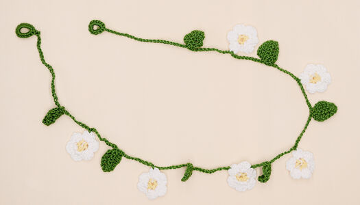 Accessorio uncinetto fatto a mano catenella con margherite