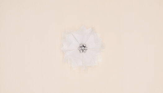 Fiore in tulle con centro strass 