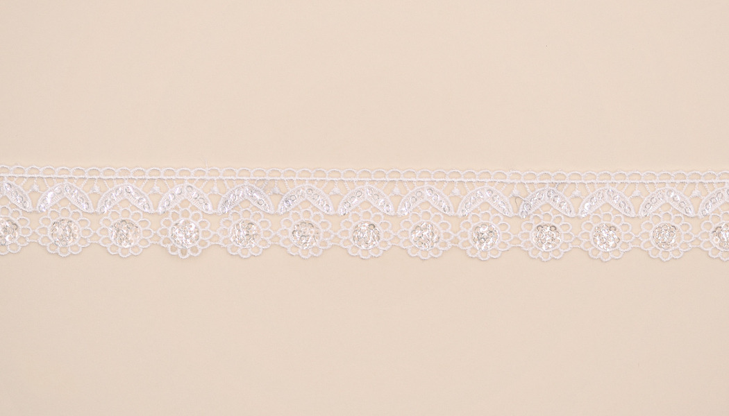 Nastro macramè con fiori ricamati