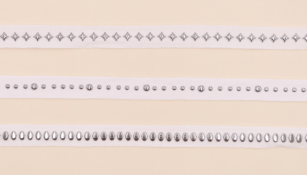 Nastro bianco con borchie argento