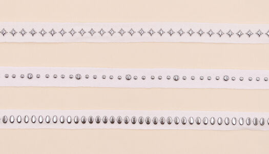 Nastro bianco con borchie argento