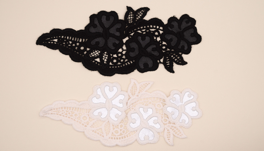 FIORE TRIPLO IN SIMILPELLE MACRAME' 