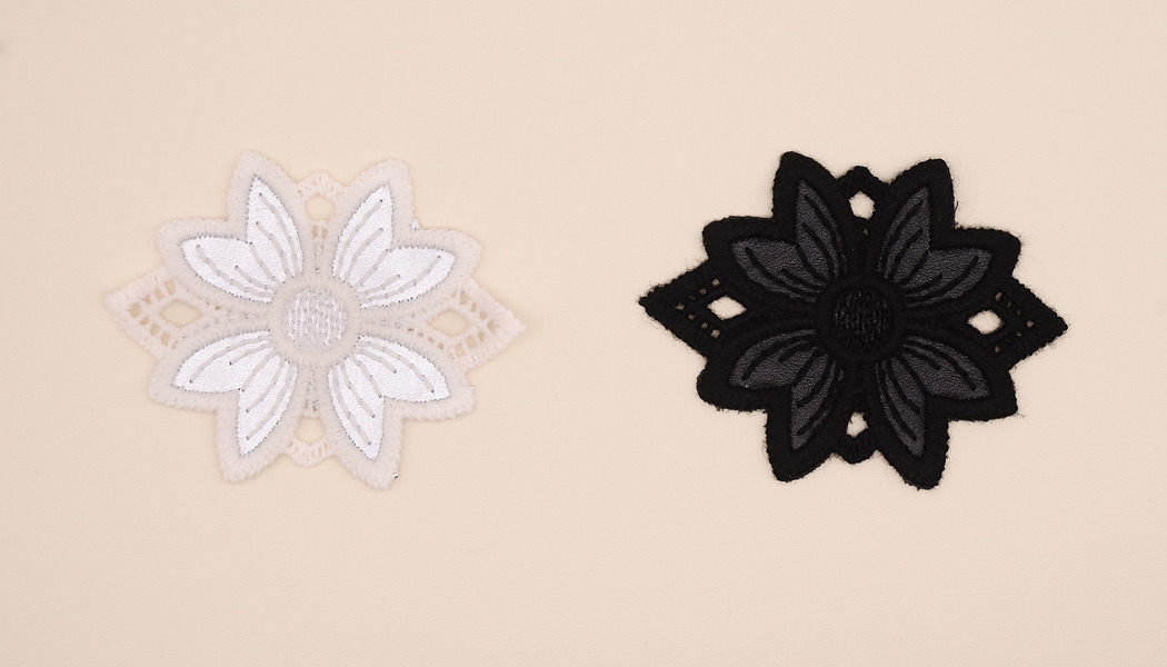 FIORE 4 PETALI IN SIMILPELLE CON MACRAME' 