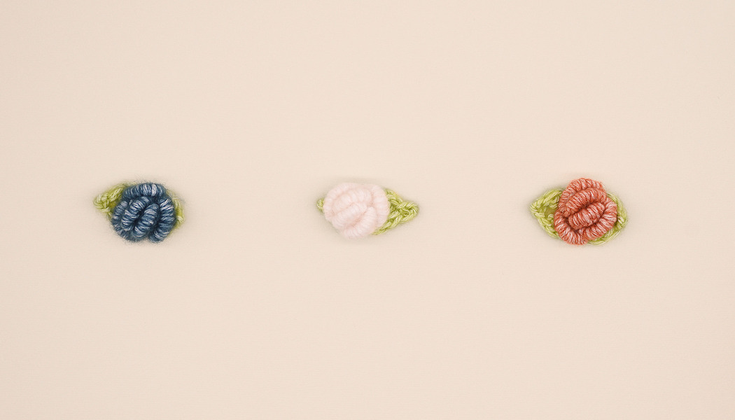 FIORE RICAMATO 3D CON FOGLIE 