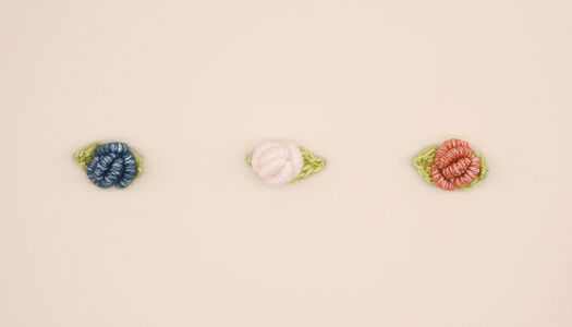 FIORE RICAMATO 3D CON FOGLIE 