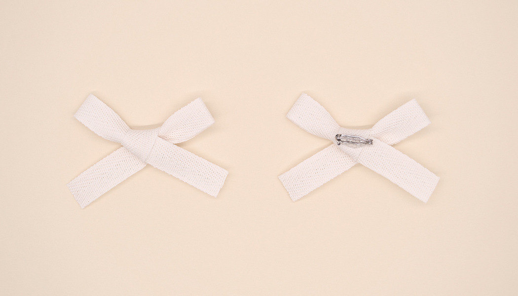 FIOCCO ANNODATO NASTRO DI CARTA SPIGATO CON SPILLA 