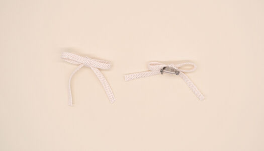 FIOCCO A FERRI IN NASTRO DI CARTA CON SPILLA 