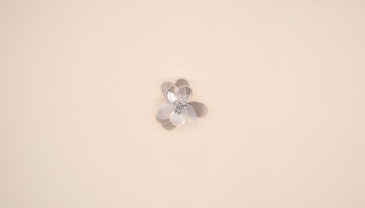 FIORE IN MACRO PAILLETTES SHINY TRASPARENTE CON STRASS CENTRALE 
