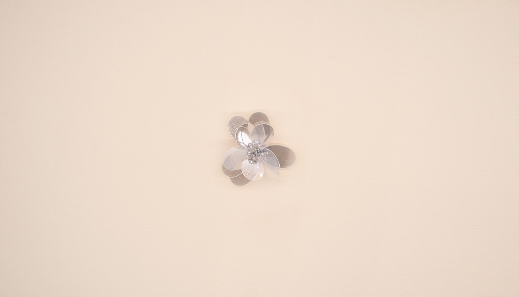 FIORE IN MACRO PAILLETTES SHINY TRASPARENTE CON STRASS CENTRALE 