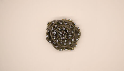 FIORE IN SATIN CON RICAMO PERLINE E STRASS 