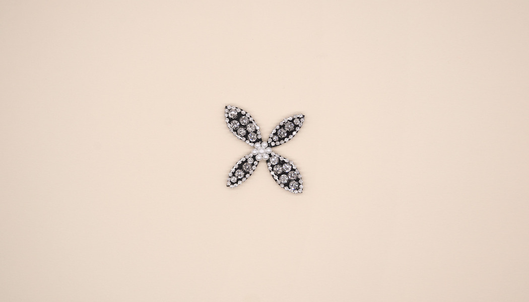 ACCESSORIO 4 PETALI CON STRASS E PERLE 