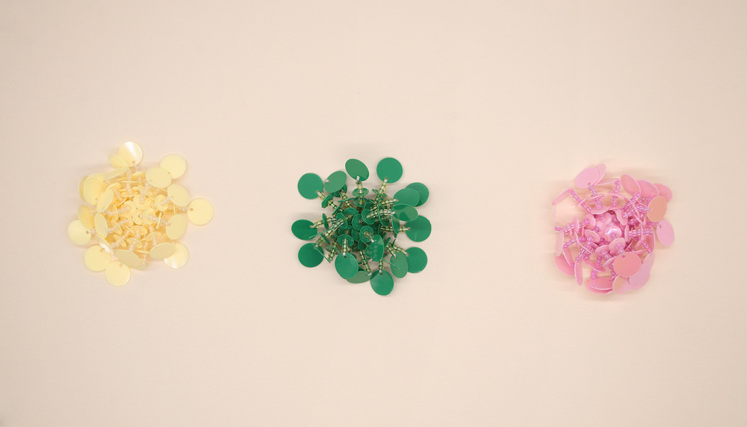 ACCESSORIO CON PAILLETTES E PERLINE 