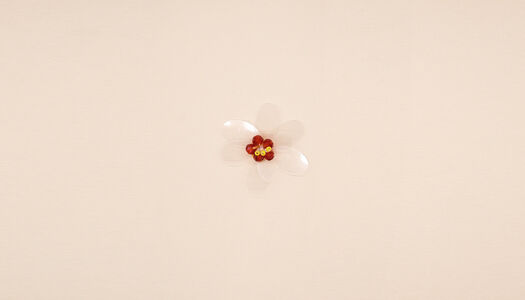 FIORE IN MACRO PAILLETTES TRASPARENTI CON CENTRO PERLINE E PISTILLI