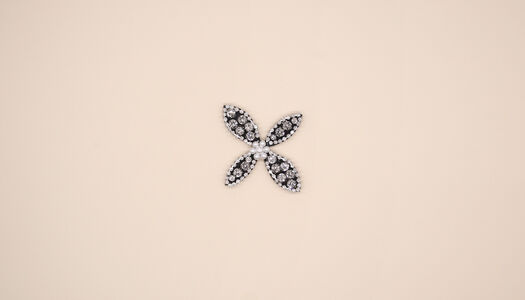 ACCESSORIO 4 PETALI CON STRASS E PERLE 