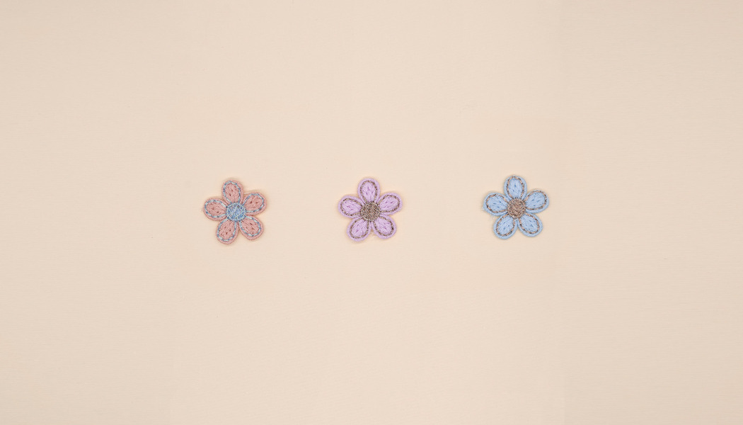 FIORELLINO 5 PETALI RICAMATO CON FILO IRIDESCENTE 