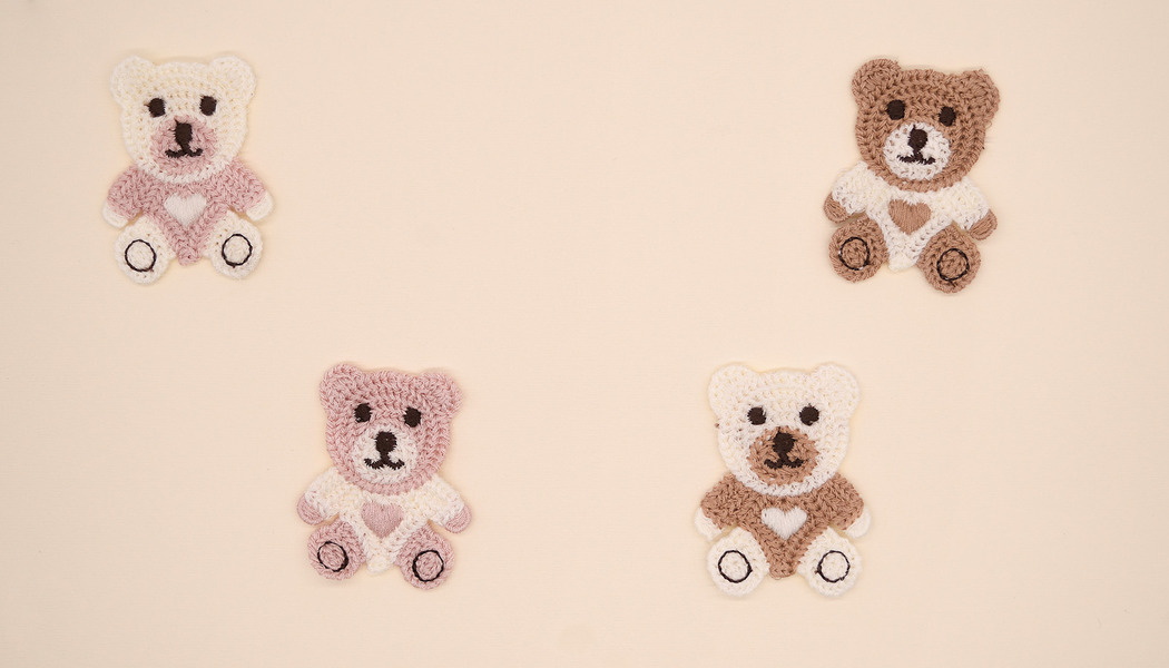 ORSETTO RICAMATO CON MAGLIONCINO CUORE 