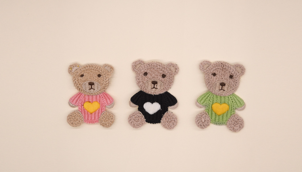 ORSETTO RICAMATO CON MAGLIONCINO CUORE CENTRALE 