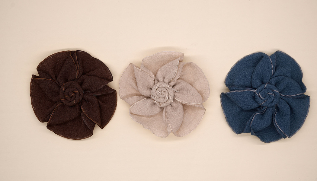 FIORE IN TESSUTO INCRESPATO CON ARRICCIO ROTONDO CENTRALE 