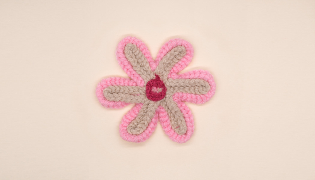 FIORE 6 PETALI IN MAGLIA CON CONTORNO ESTERNO 