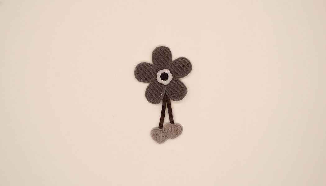 FIORELLINO BICOLORE CON CUORICINI PENDENTI 