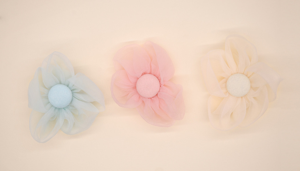 FIORE IN ORGANZA CON BOTTONE CENTRALE 