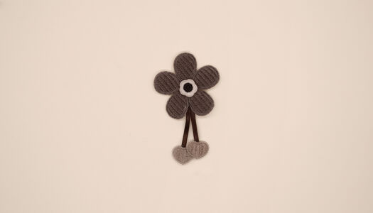 FIORELLINO BICOLORE CON CUORICINI PENDENTI 