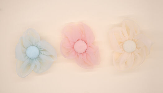 FIORE IN ORGANZA CON BOTTONE CENTRALE 