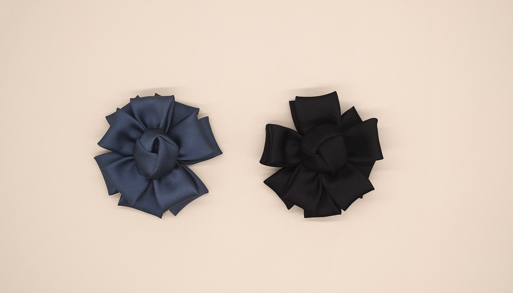 FIORE COCCARDA A STRATI IN SATIN 