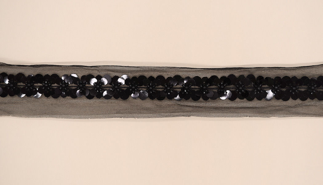 NASTRO RICAMATO SU BASE TUTLLE CON PAILLETTES E PERLINE 