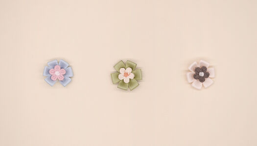 COCCARDA PICCOLA IN NASTRO SATIN CON FIORELLINO CENTRALE 