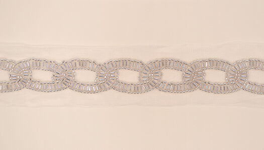 NASTRO SU BASE TULLE RICAMATO CON PERLINE E CANOTTIGLIE - RICAMO CATENA 