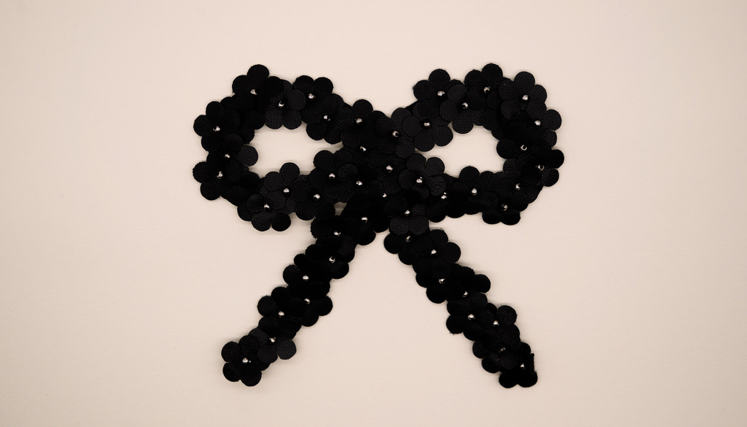 FIOCCO GRANDE CON FIORELLINI E PERLINE SIMIL PELLE 