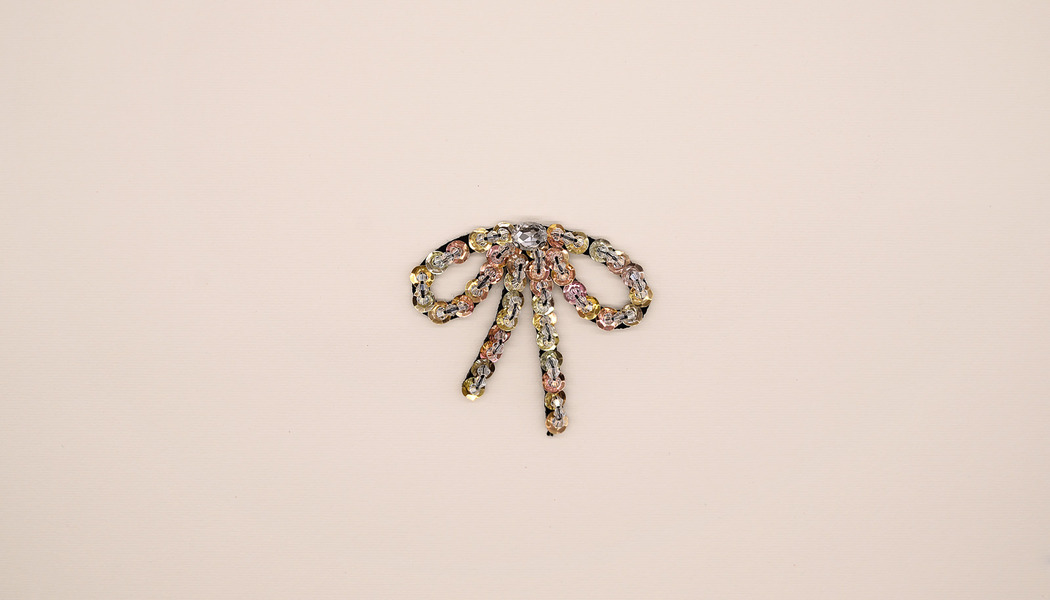 FIOCCO RICAMATO CON PERLINE E PAILLETTES MULTICOLORE 