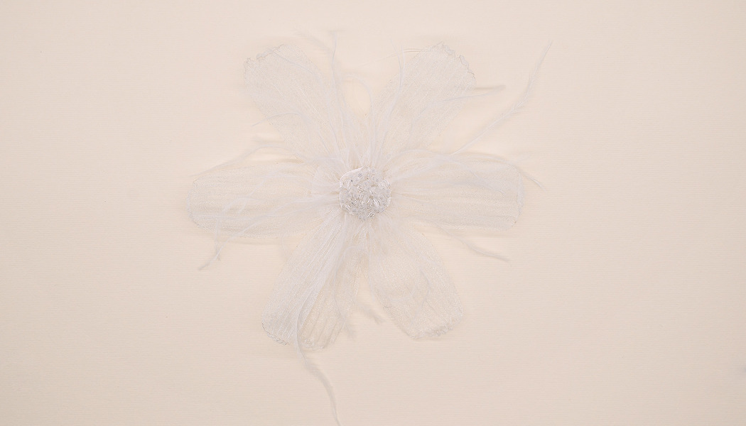FIORE IN ORGANZA CON PIUME E PERLINE