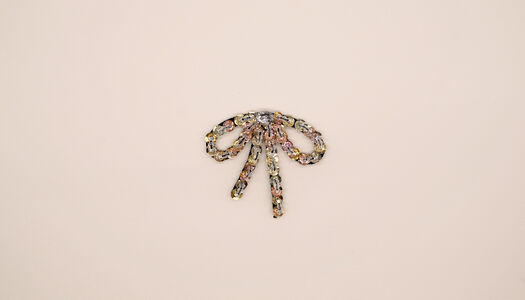 FIOCCO RICAMATO CON PERLINE E PAILLETTES MULTICOLORE 