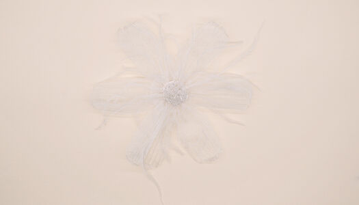 FIORE IN ORGANZA CON PIUME E PERLINE