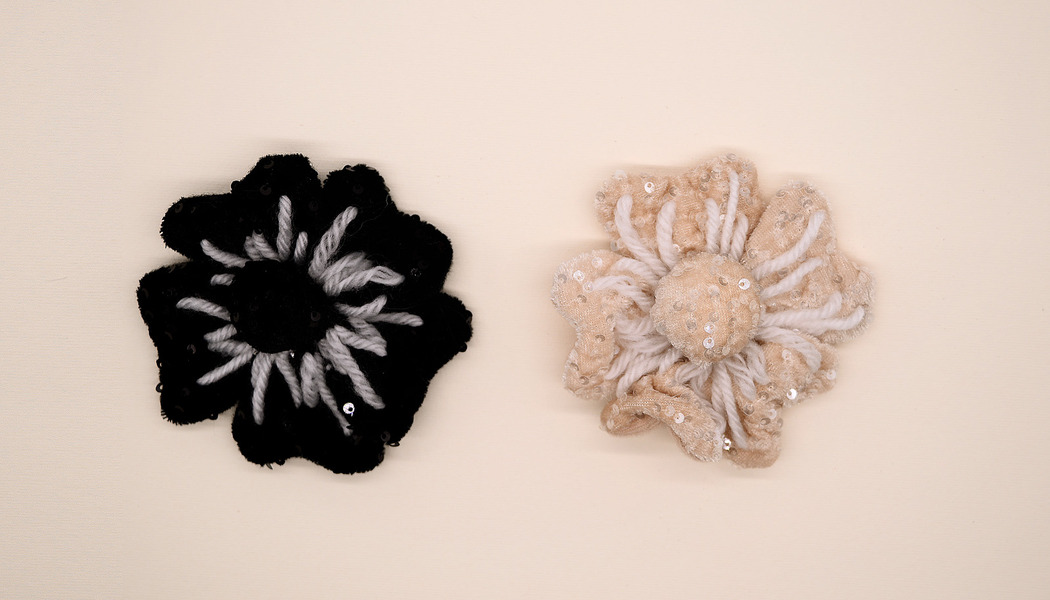 FIORE VELLUTO RICAMATO CON LANA E PAILLETTES 