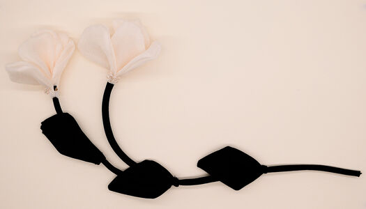 DOPPIO FIORE IN ORGANZA LUCIDA CON STELI E FOGLIE 