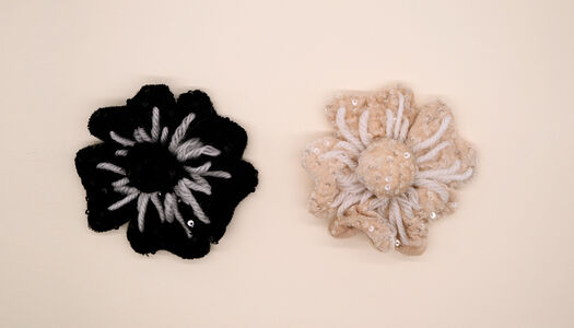 FIORE VELLUTO RICAMATO CON LANA E PAILLETTES 