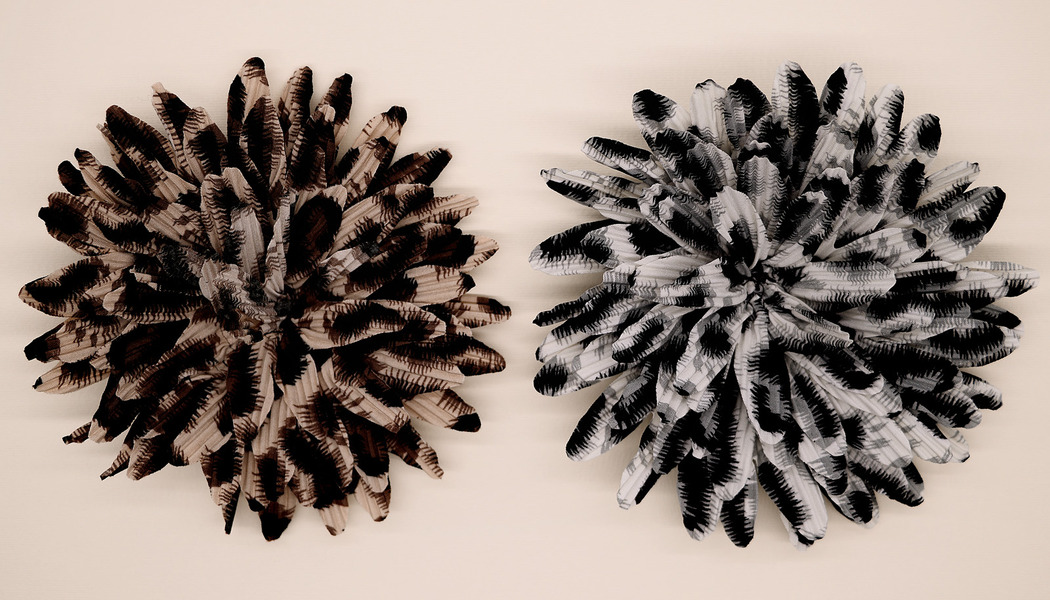 FIORE TESSUTO GOFFRATO A STRATI STAMPA MACULATO