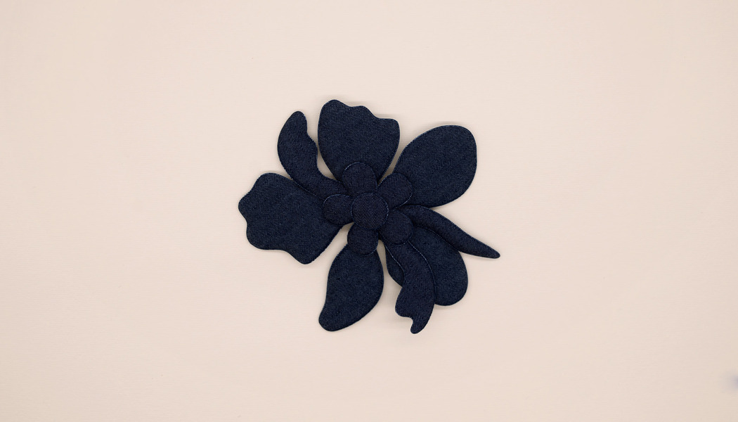 FIORE PIATTO IMBOTTITO IN DENIM