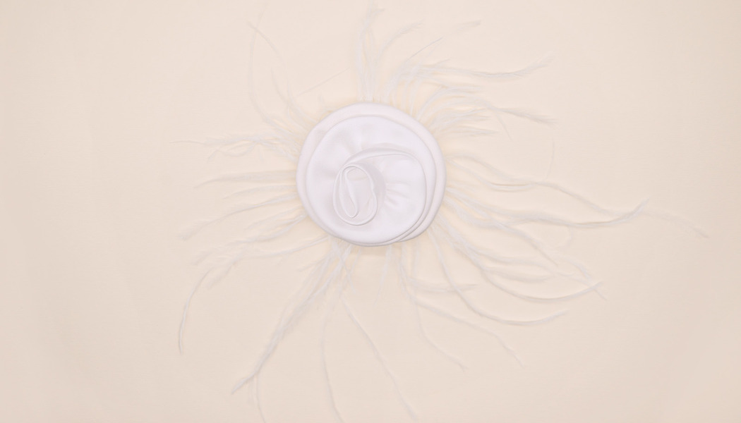 FIORE COCCARDA SATIN CON PIUME