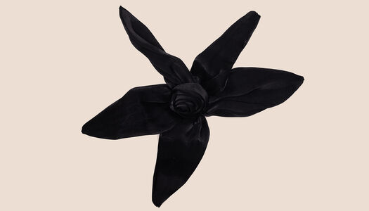 FIORE GRANDE A STELLA  CON ROSA CENTRALE SATIN 