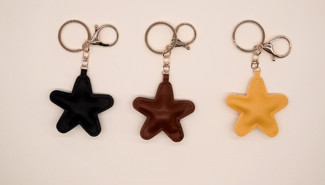 ACCESSORIO STELLA CON ANELLO E MOSCHETTONE 