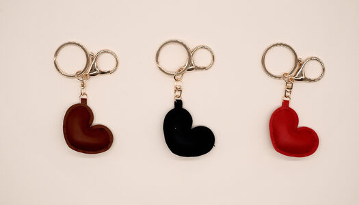 ACCESSORIO CUORE CON ANELLO E MOSCHETTONE 